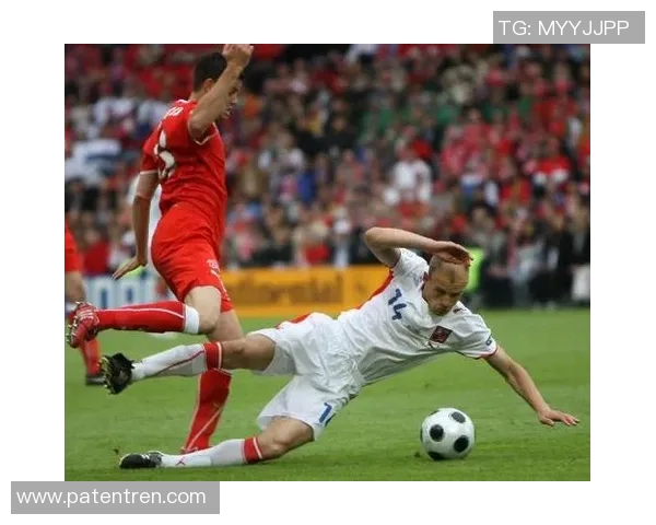 足球飞铲技巧全面解析与实战演练方法分享